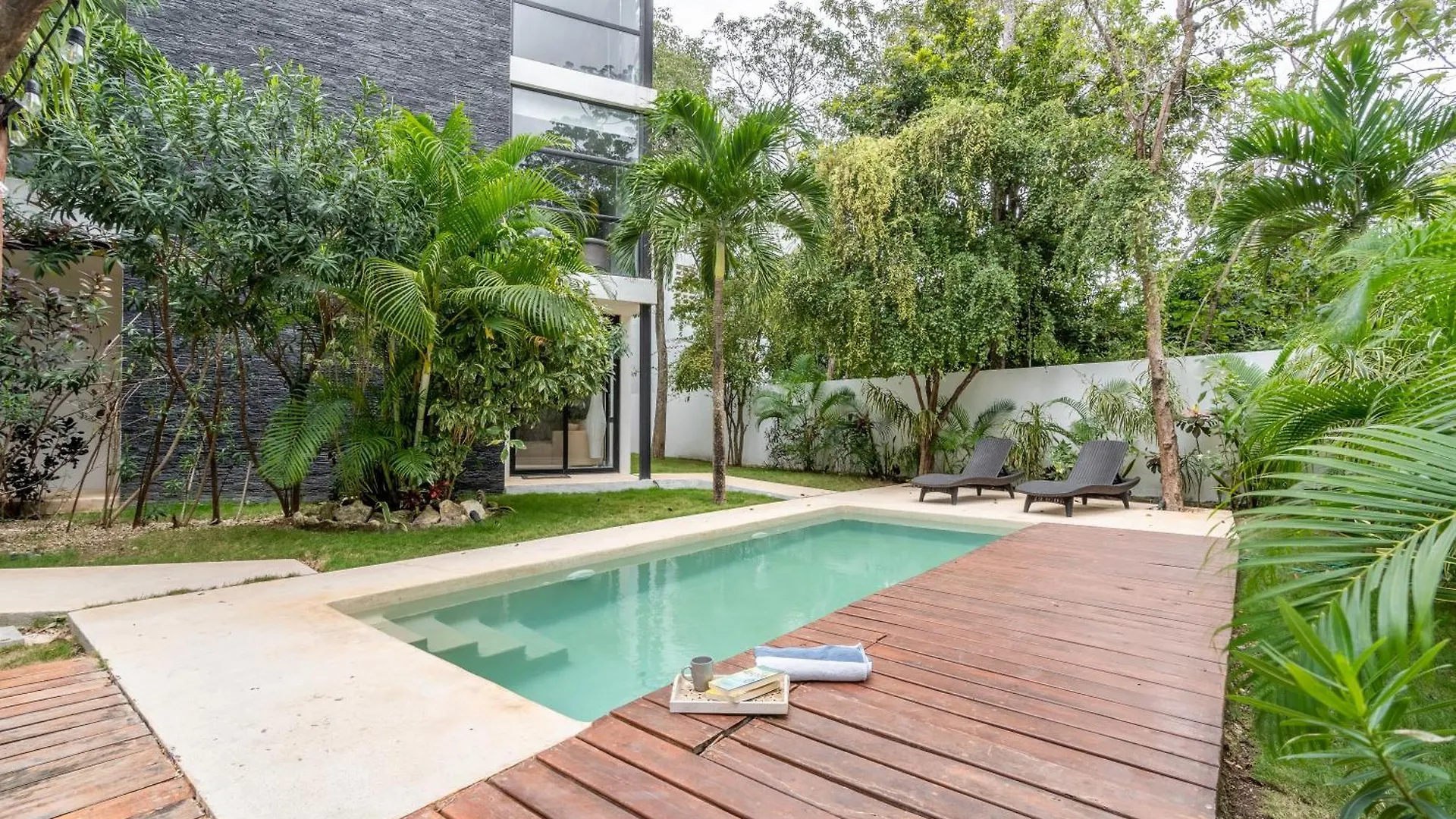 Loft Laurel Plunge Pool , Wifi, A/C, Parking contacts